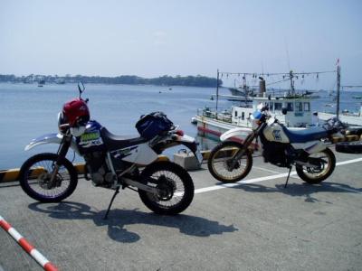 DT�ƃW�F�x�������`�ɕ���ł���