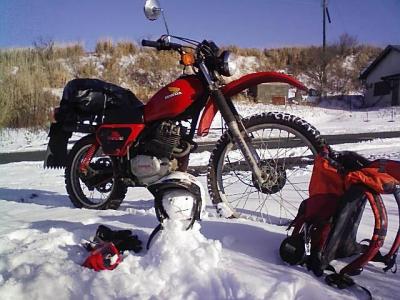 雪の中のドトキンさんのsとメットを被った雪だるま