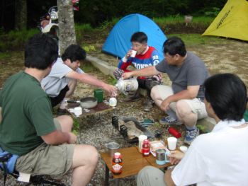 キャンプの食事風景